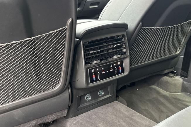 AUDI Q8 Photo 24