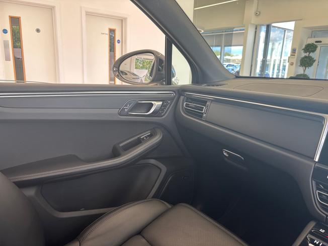 PORSCHE Macan Photo 39