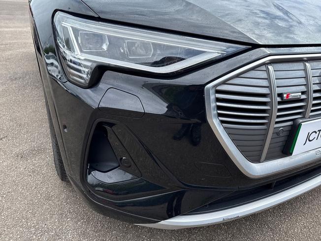 AUDI e-tron Photo 19