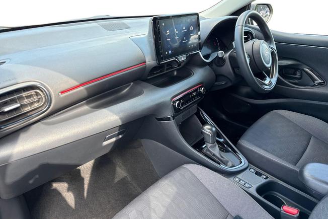 TOYOTA Yaris Photo 2