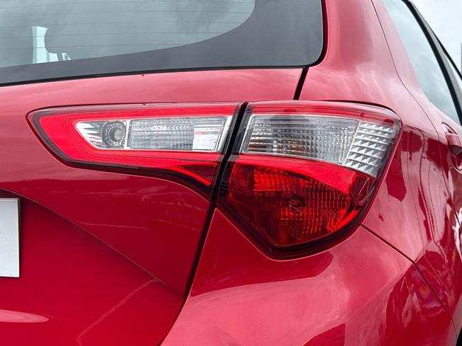 TOYOTA Yaris Photo 18