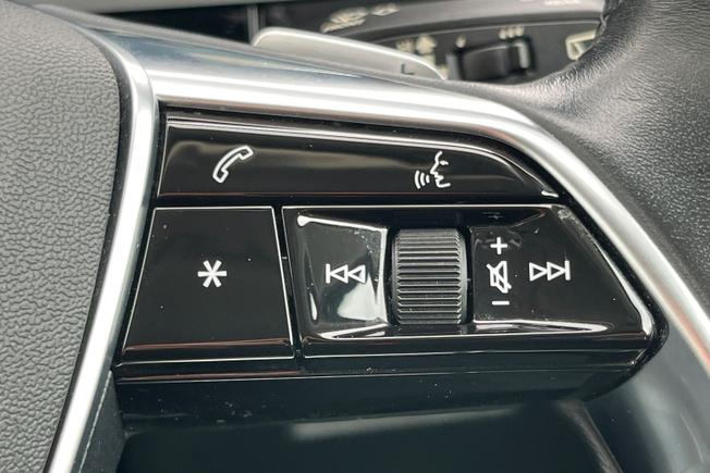 AUDI e-tron Photo 17