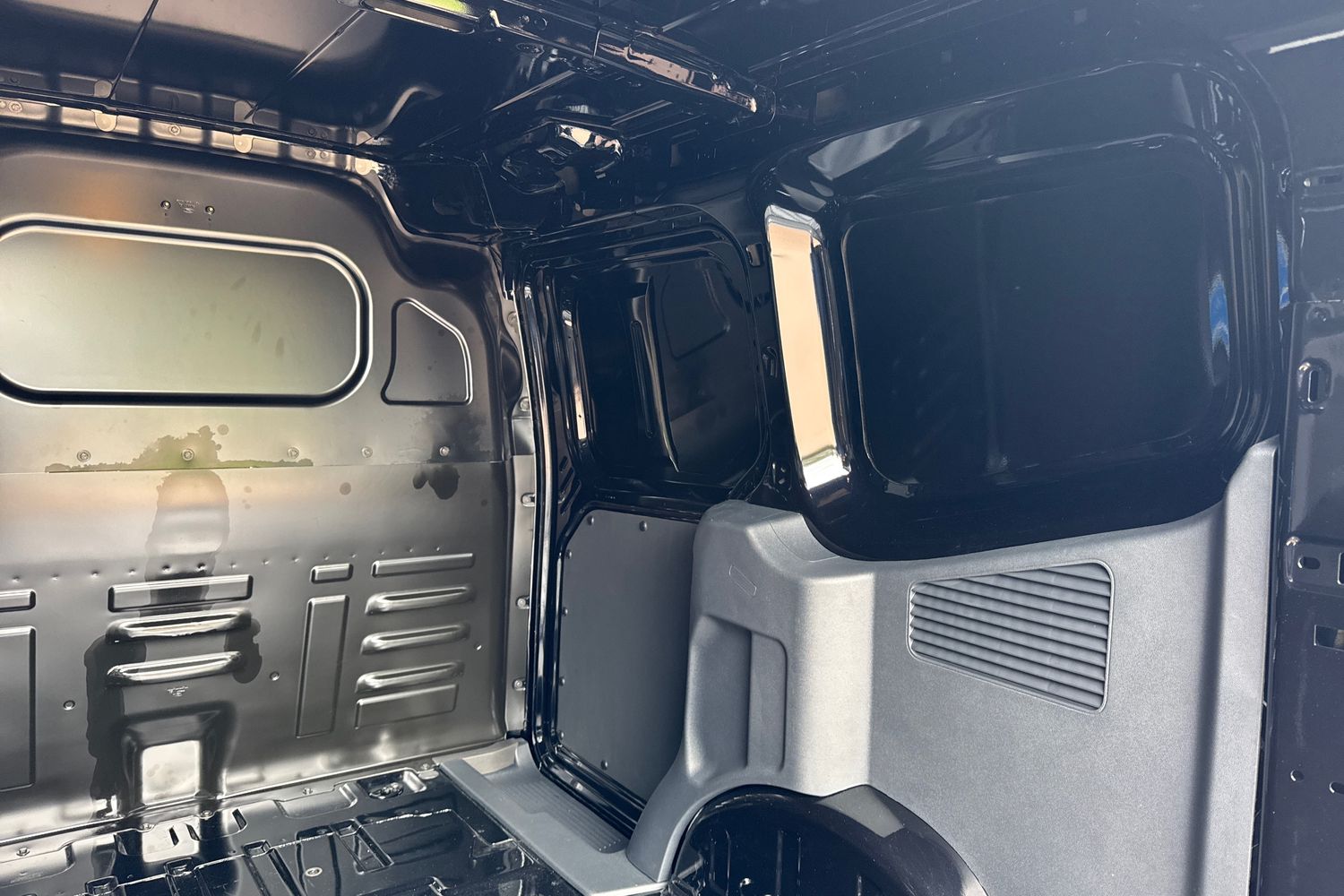 Ford E-TRANSIT COURIER Photo 24