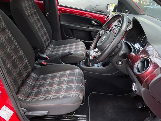 VOLKSWAGEN UP Photo 28