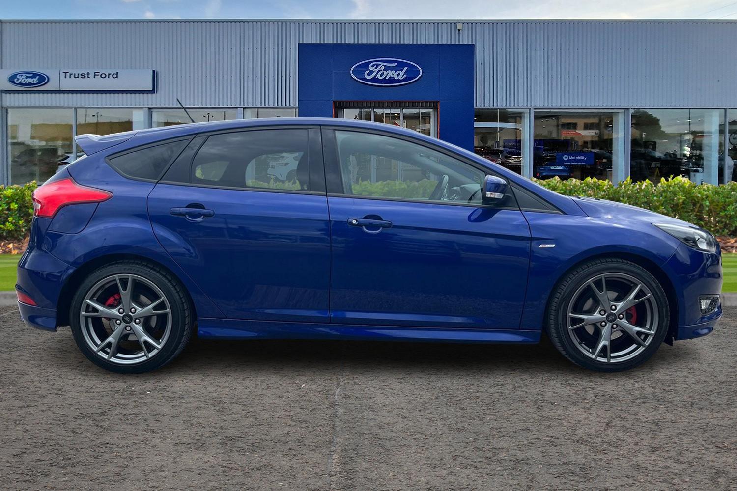 Ford Focus Photo 2