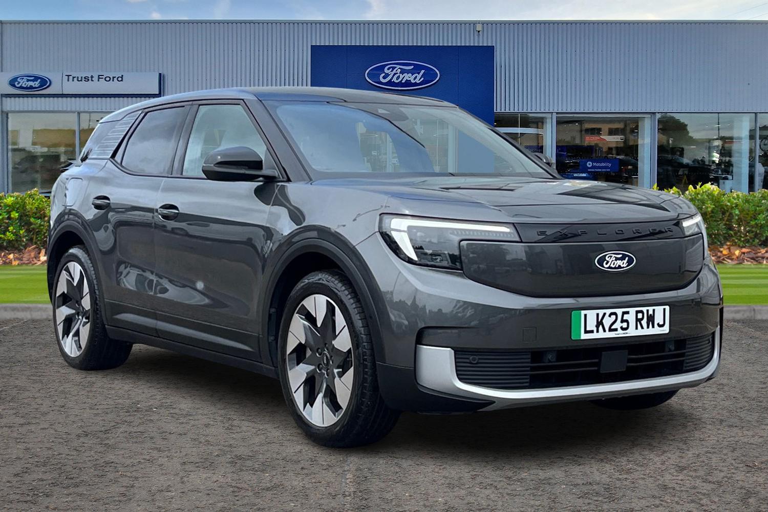 Ford Explorer Photo 0