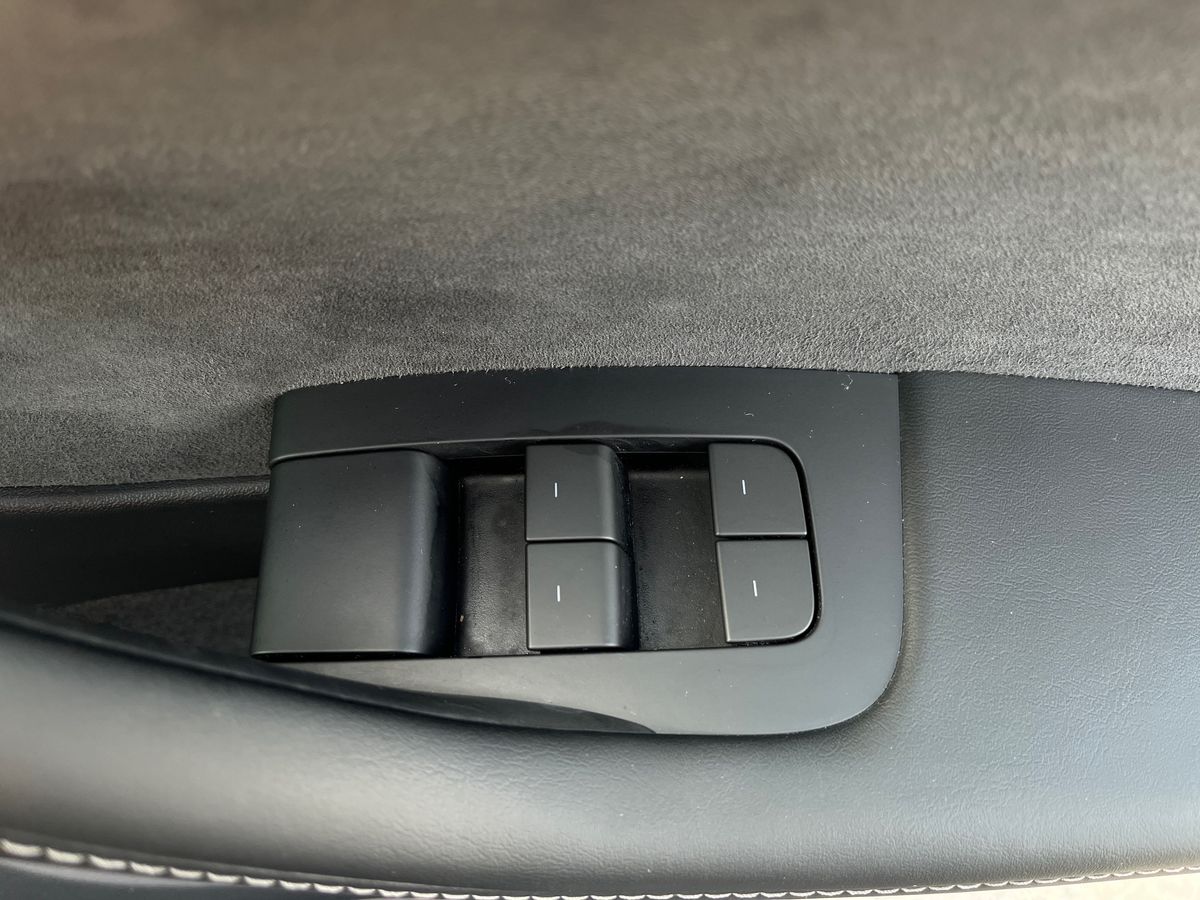 TESLA Model Y Photo 23