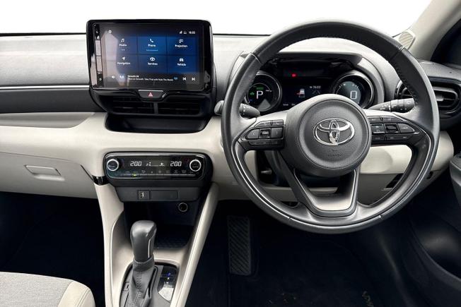 TOYOTA Yaris Photo 11