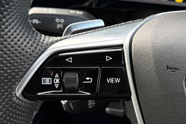 AUDI e-tron Photo 16