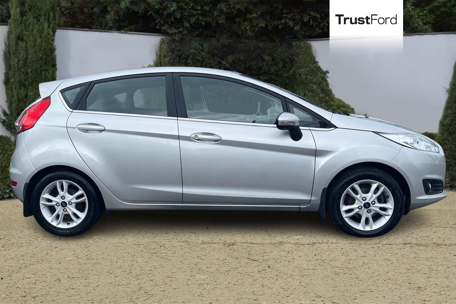 Ford FIESTA Photo 2