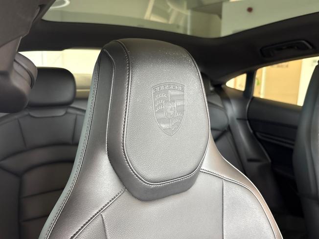 PORSCHE Taycan Photo 15