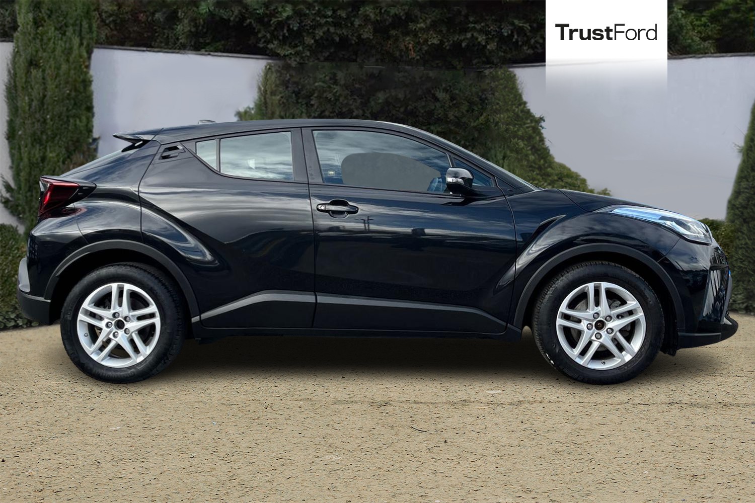 Toyota C-HR Photo 2