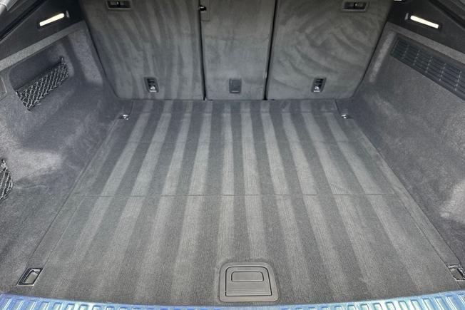 AUDI Q8 Photo 12