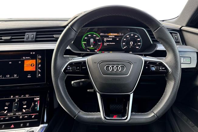 AUDI e-tron Photo 11