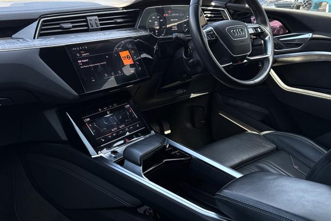 AUDI e-tron Photo 25