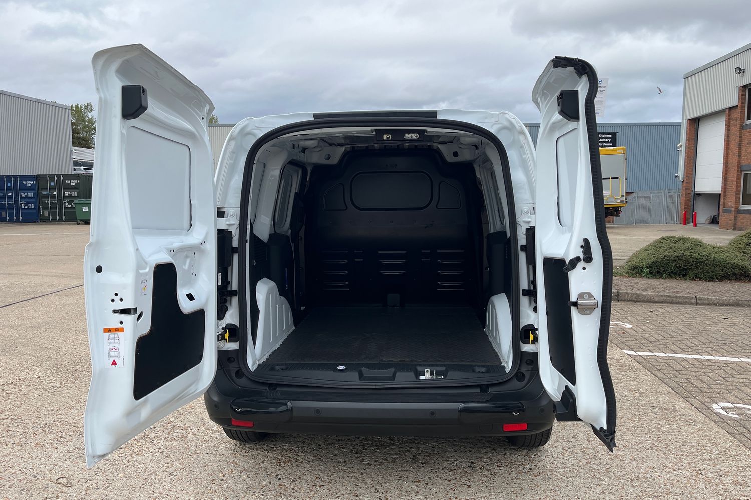 Ford TRANSIT COURIER Photo 5
