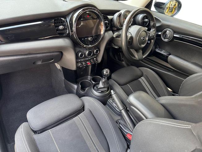 MINI Hatch Photo 2