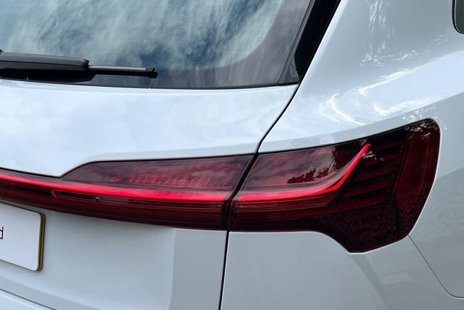 AUDI Q8 E-Tron Photo 18