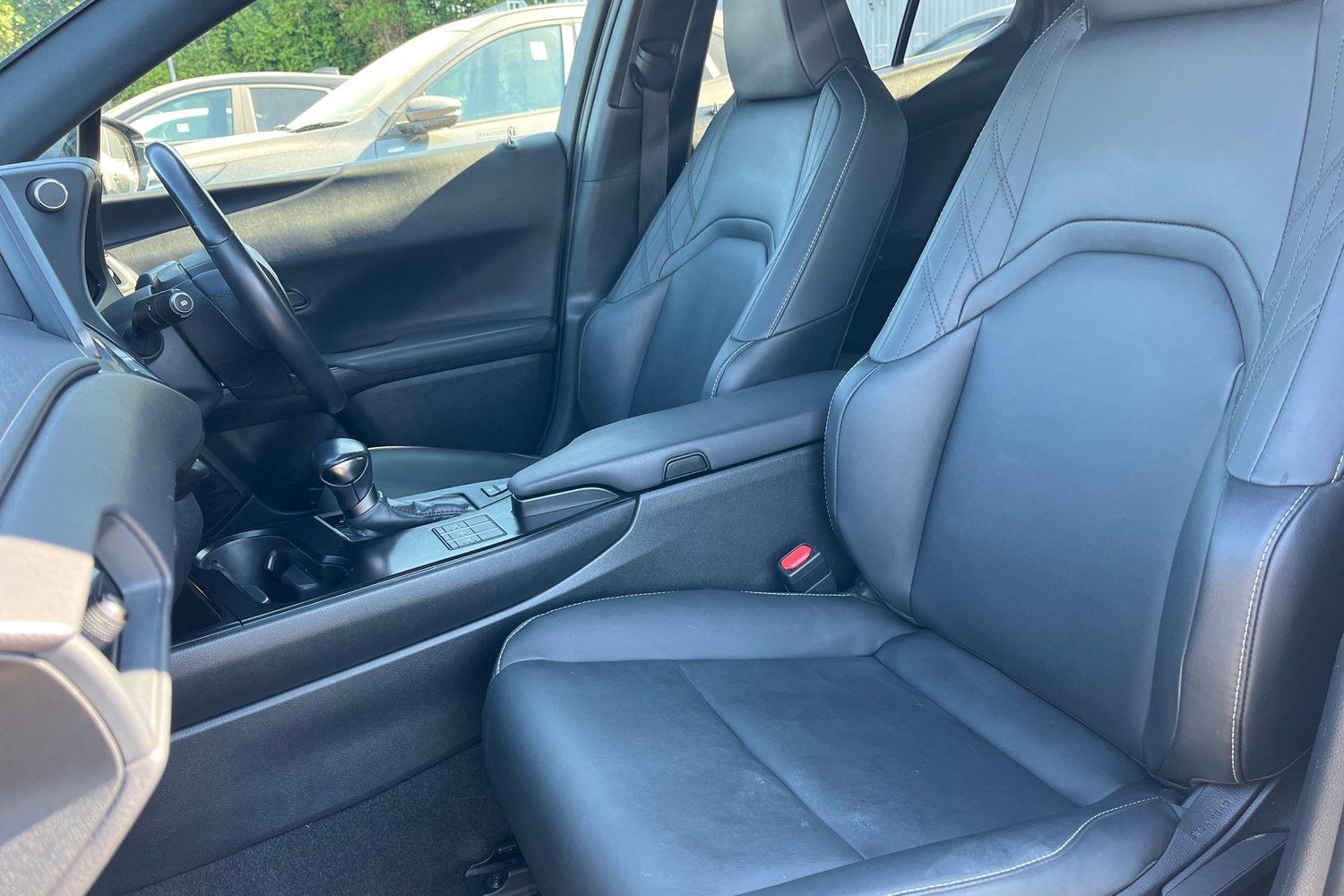 Lexus UX Photo 18