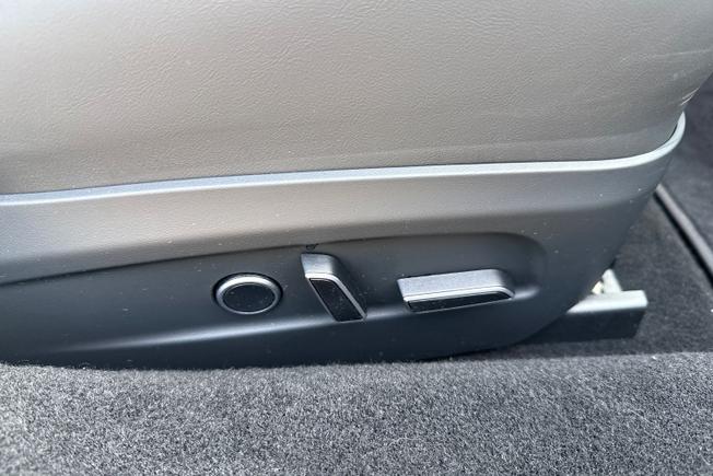 TESLA Model 3 Photo 24