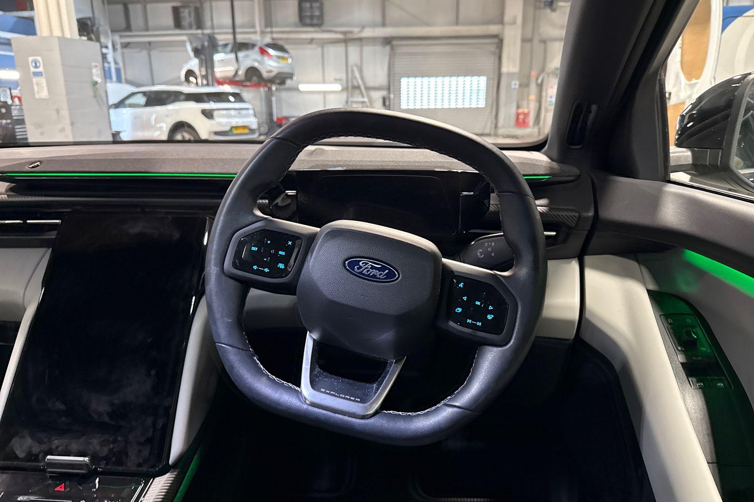 Ford Explorer Photo 11