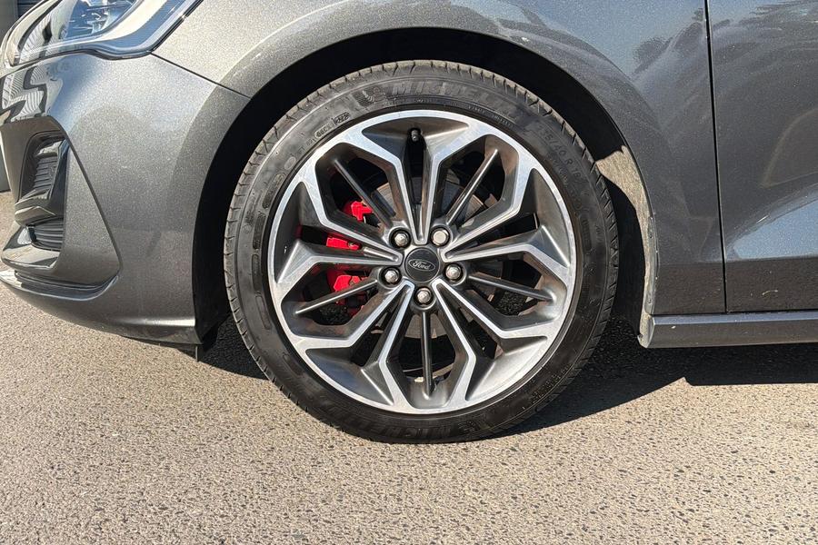 Ford FOCUS Photo autoimg-3cb1dd02624e3c3677dd80eb8cf8980706abbb15.jpg