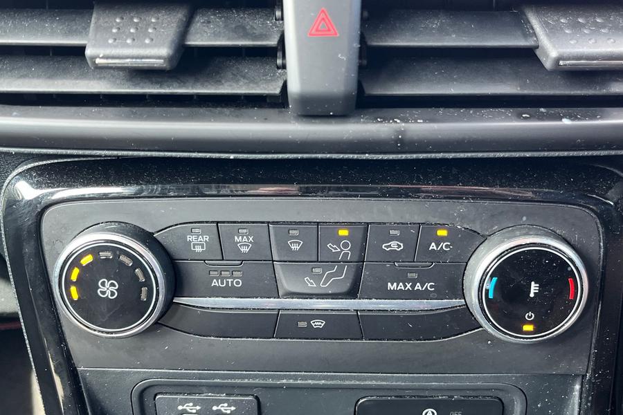Ford ECOSPORT Photo autoimg-3cc477d52a834345dcf79262f11260ba6e92a098.jpg