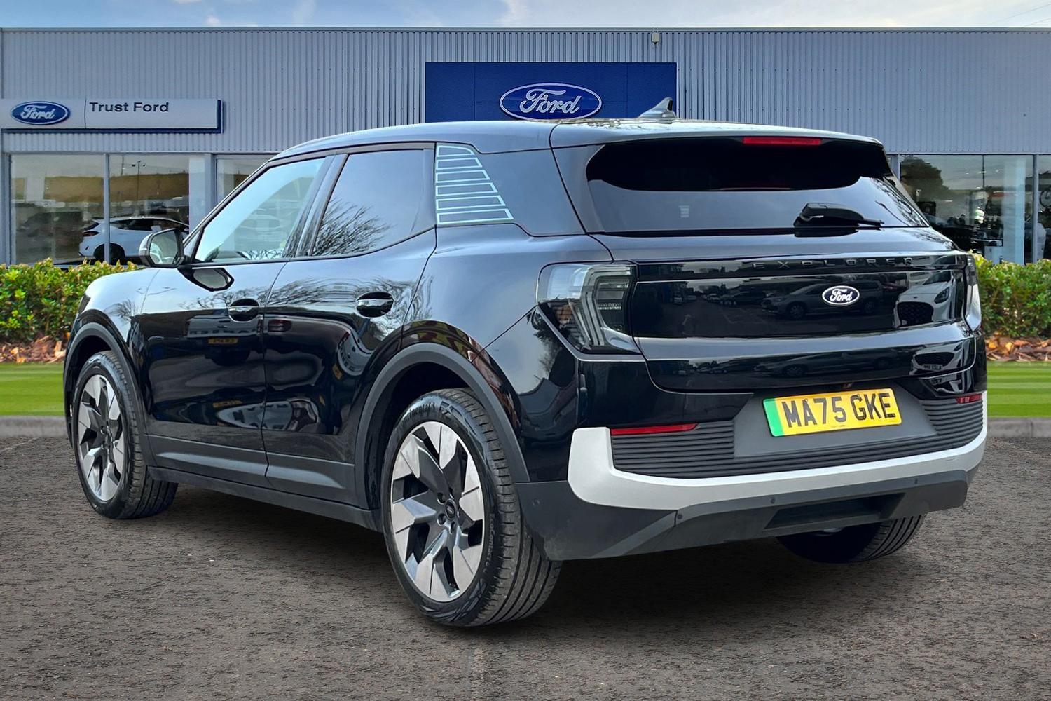 Ford Explorer Photo 1