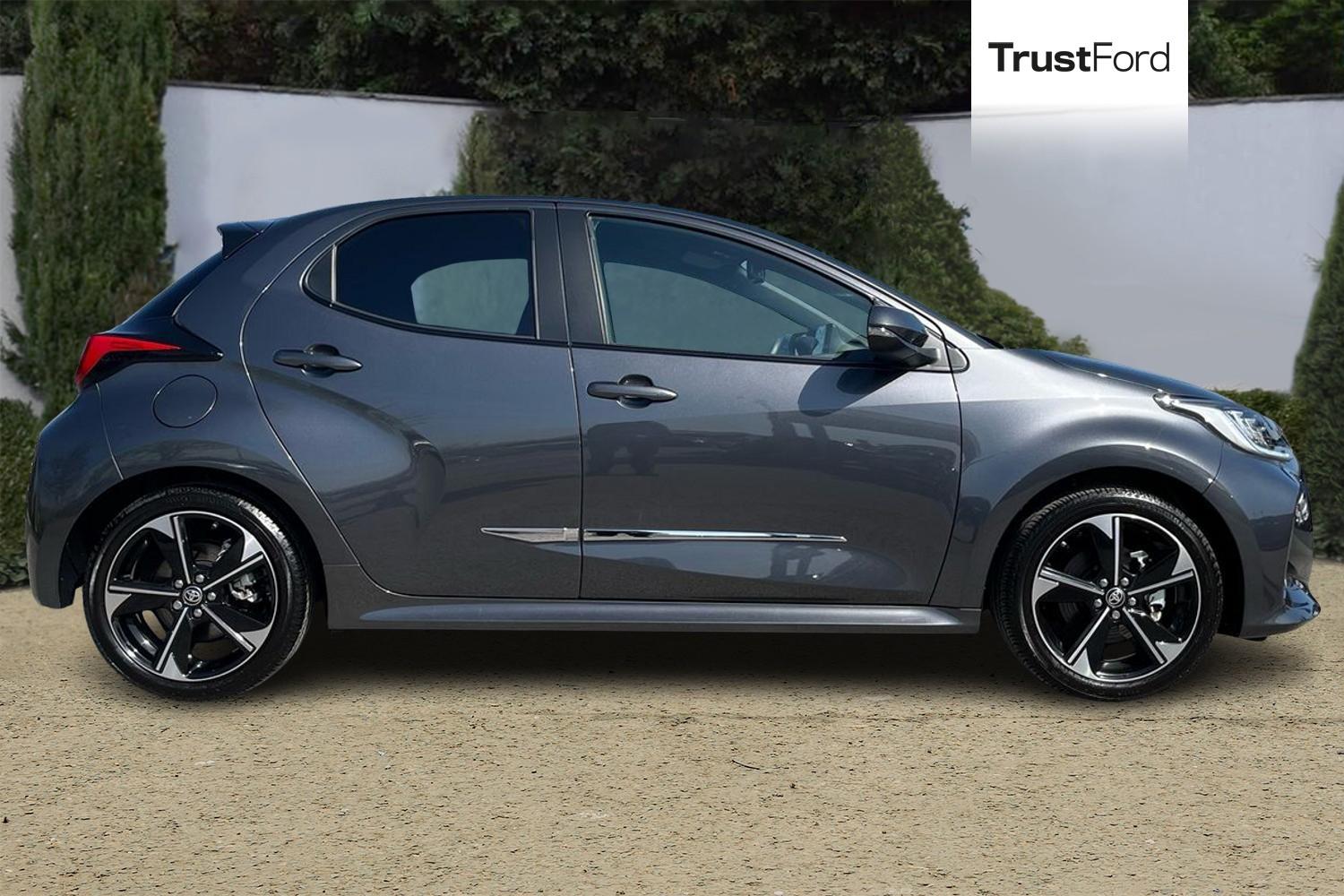 Toyota YARIS Photo 2