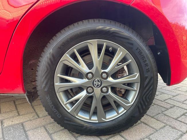TOYOTA Yaris Photo 22