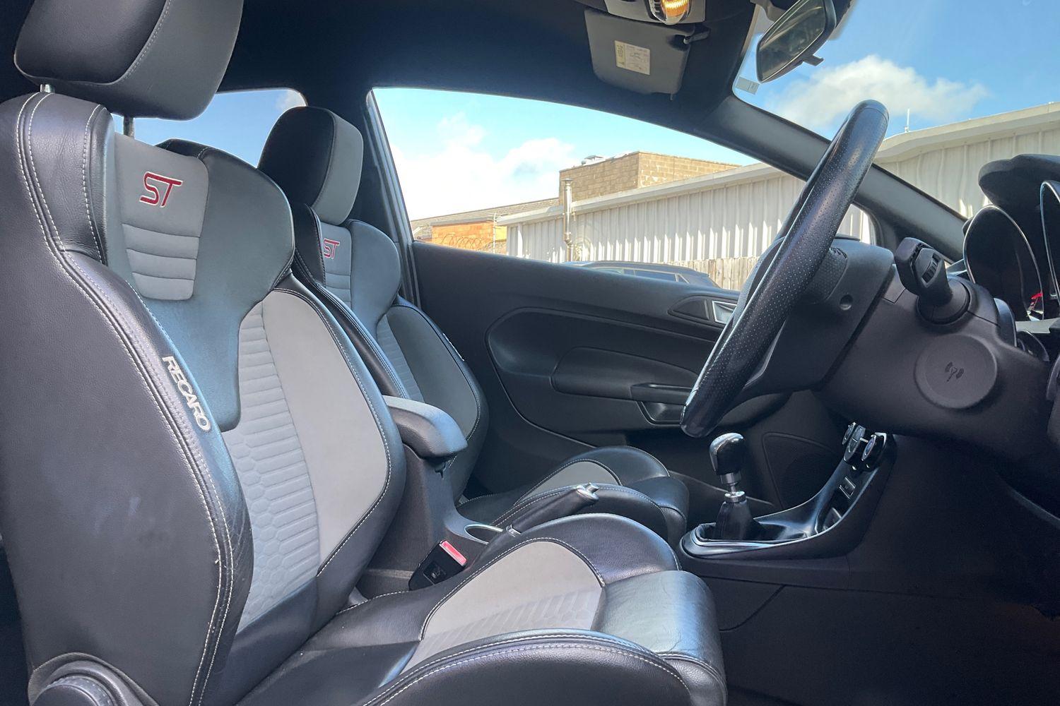 Ford FIESTA Photo 16