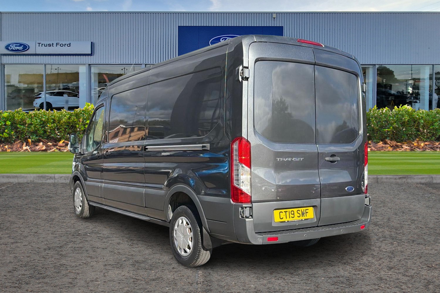 Ford Transit Photo 1
