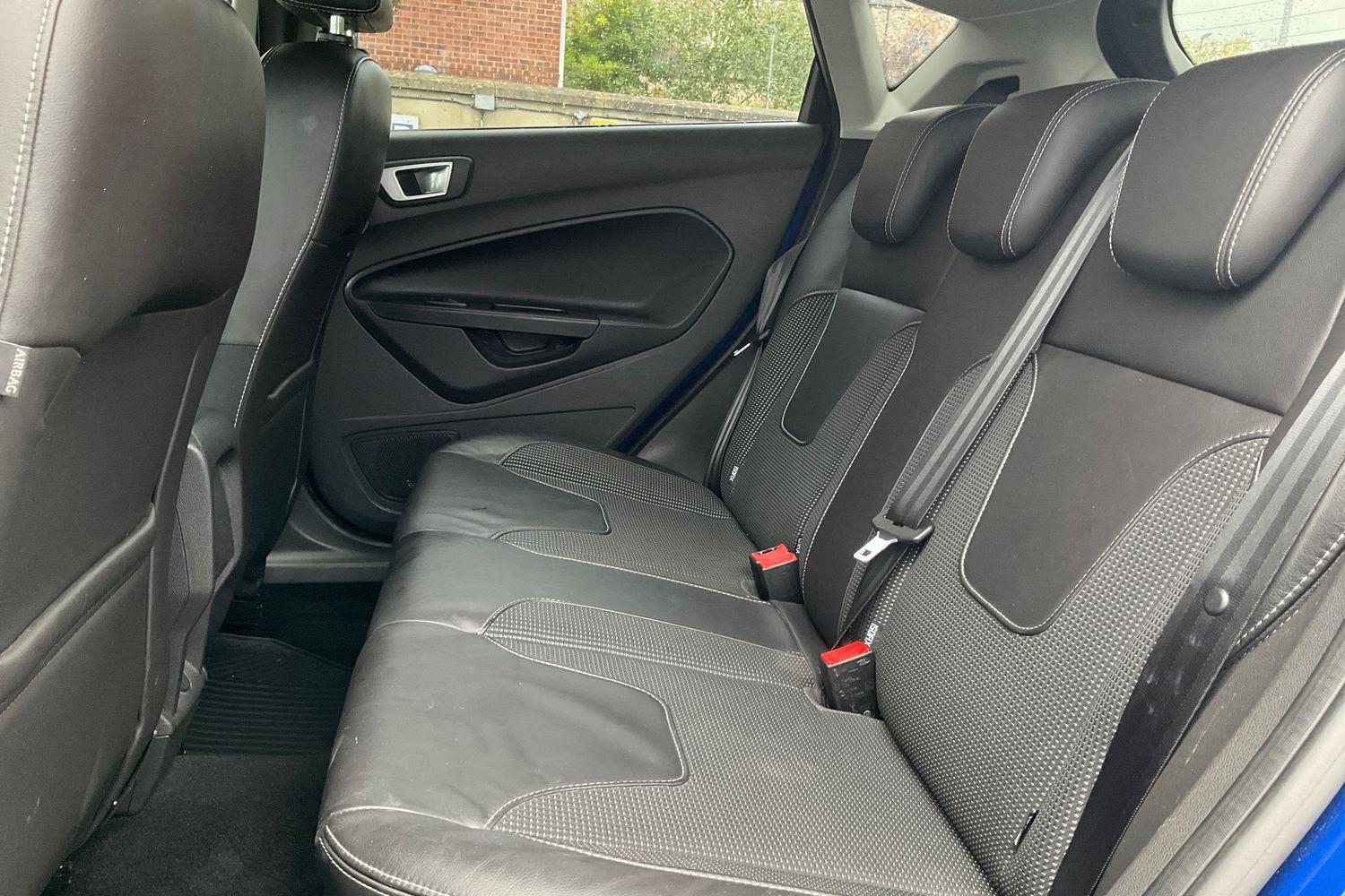 Ford FIESTA Photo 19