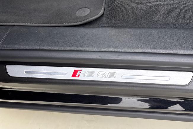 AUDI Rsq8 Photo 23