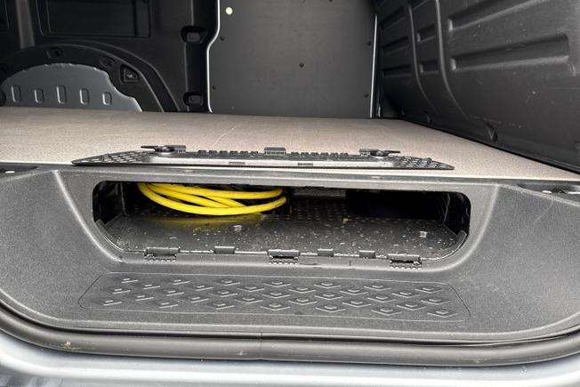 VOLKSWAGEN ID. Buzz Cargo Photo 43