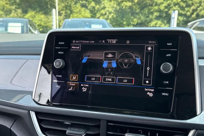 VOLKSWAGEN T-Roc Photo 32