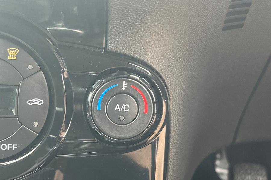 Ford FIESTA Photo autoimg-3db1bb00af3e14bce17d47839d2bf1c8a7a9f0d8.jpg