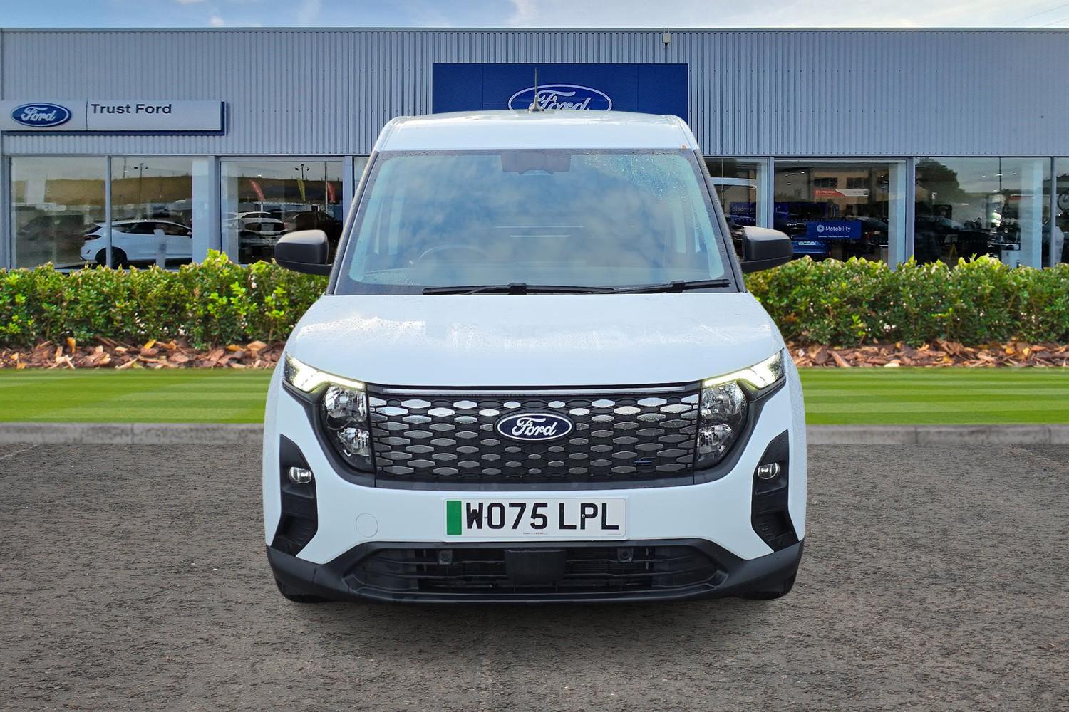 Ford E-TRANSIT COURIER Photo 11