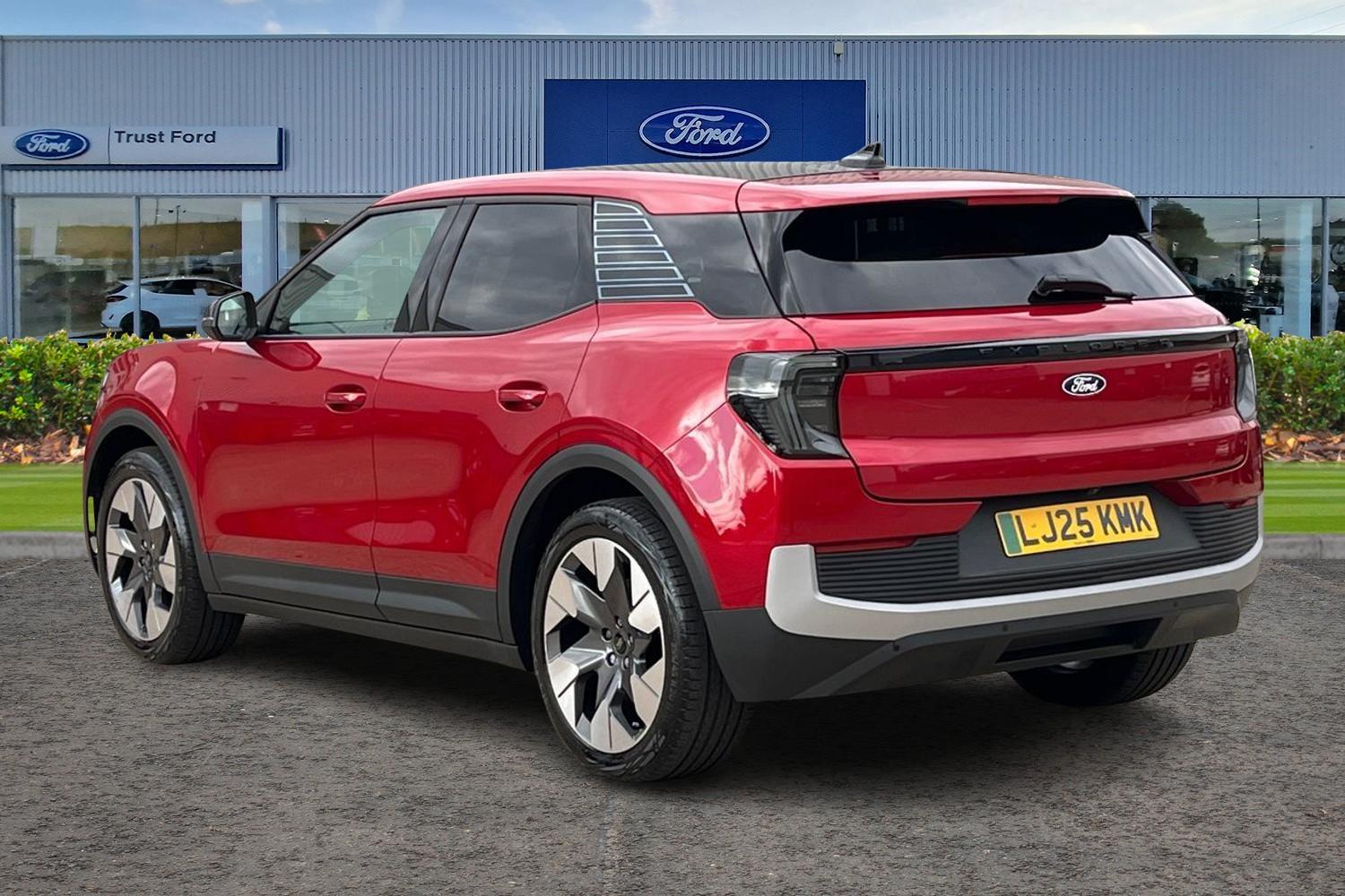 Ford Explorer Photo 1