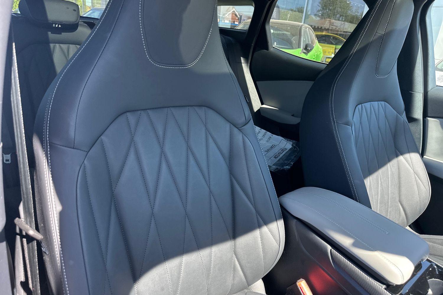 Ford EXPLORER Photo 16