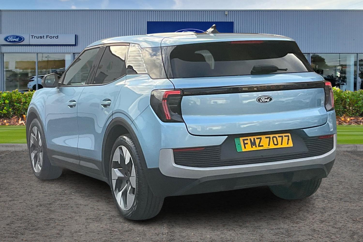 Ford Explorer Photo 1