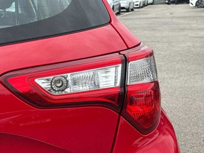 TOYOTA Yaris Photo 18