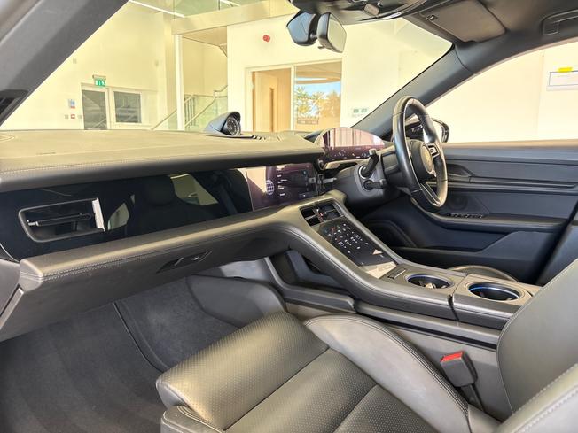 PORSCHE Taycan Photo 13