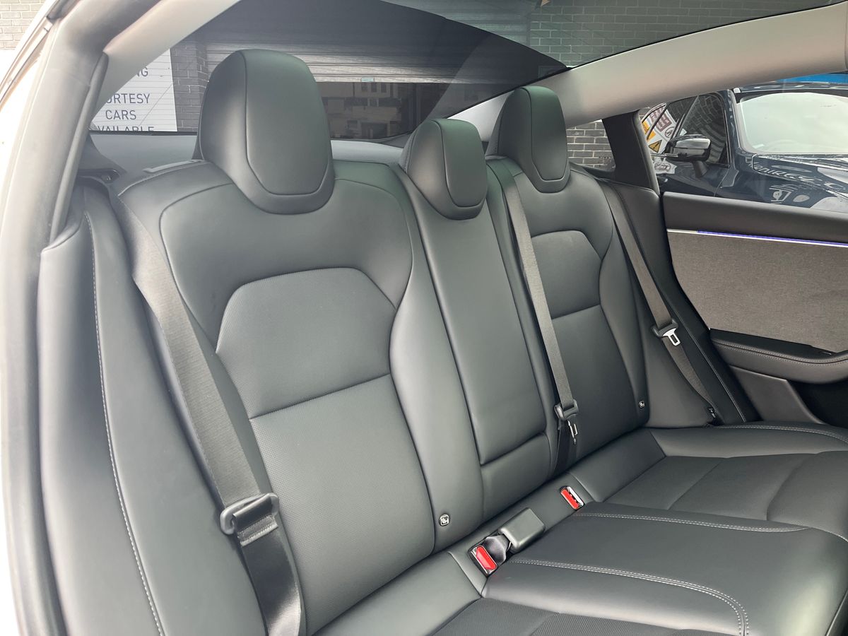 TESLA Model 3 Photo 33