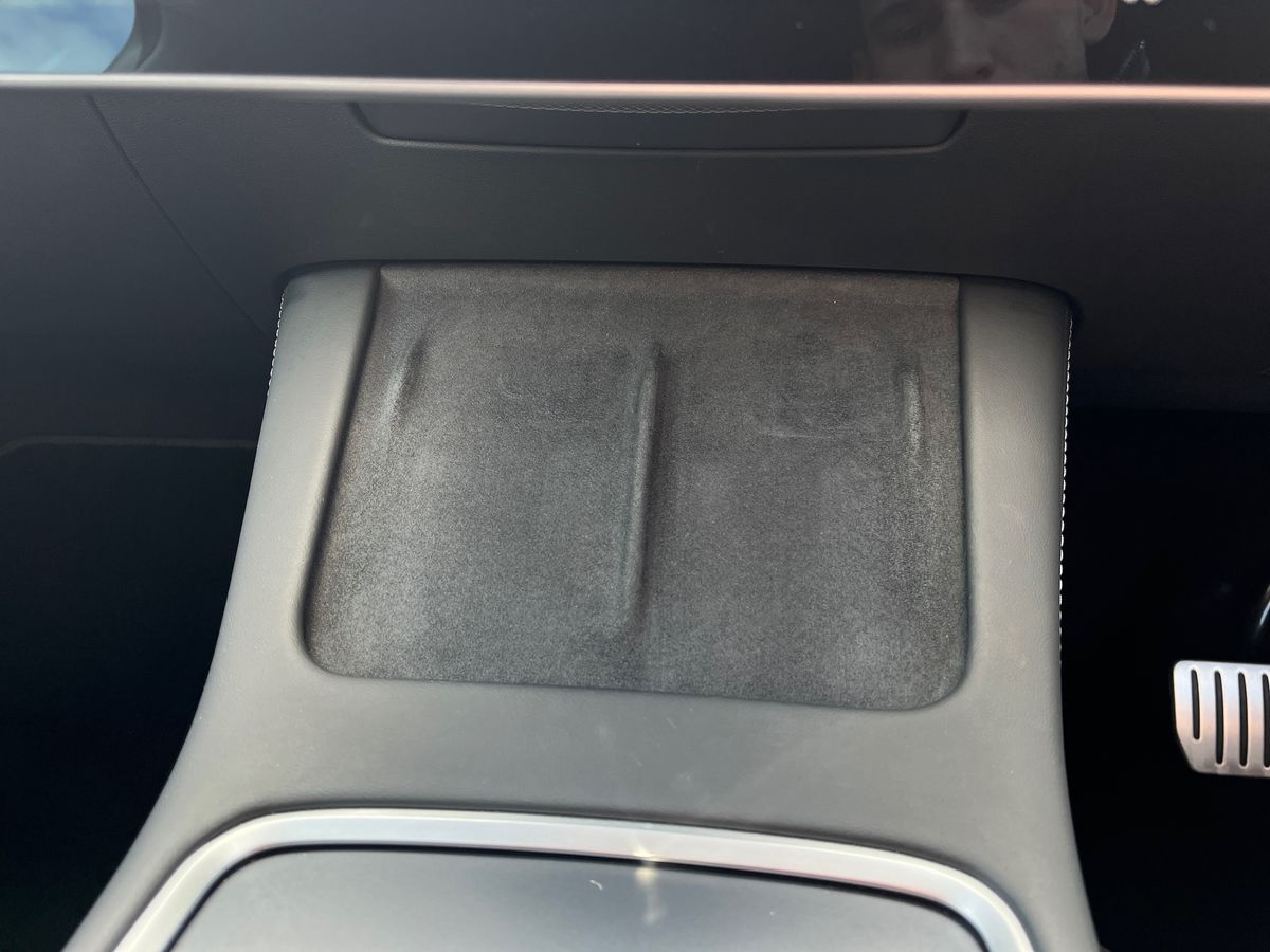 TESLA Model Y Photo 28