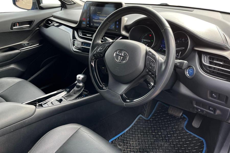 Toyota C-HR Photo autoimg-3ea1a6318bd3bb948467b96a170c841536747b11.jpg