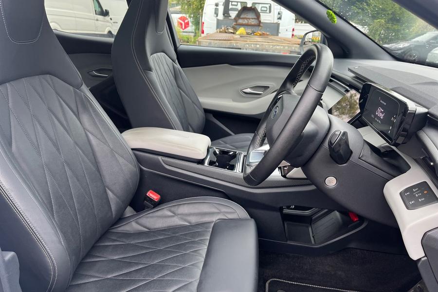 Ford Explorer Photo autoimg-3eb152140371418a50549933feba2f4496dc6c70.jpg