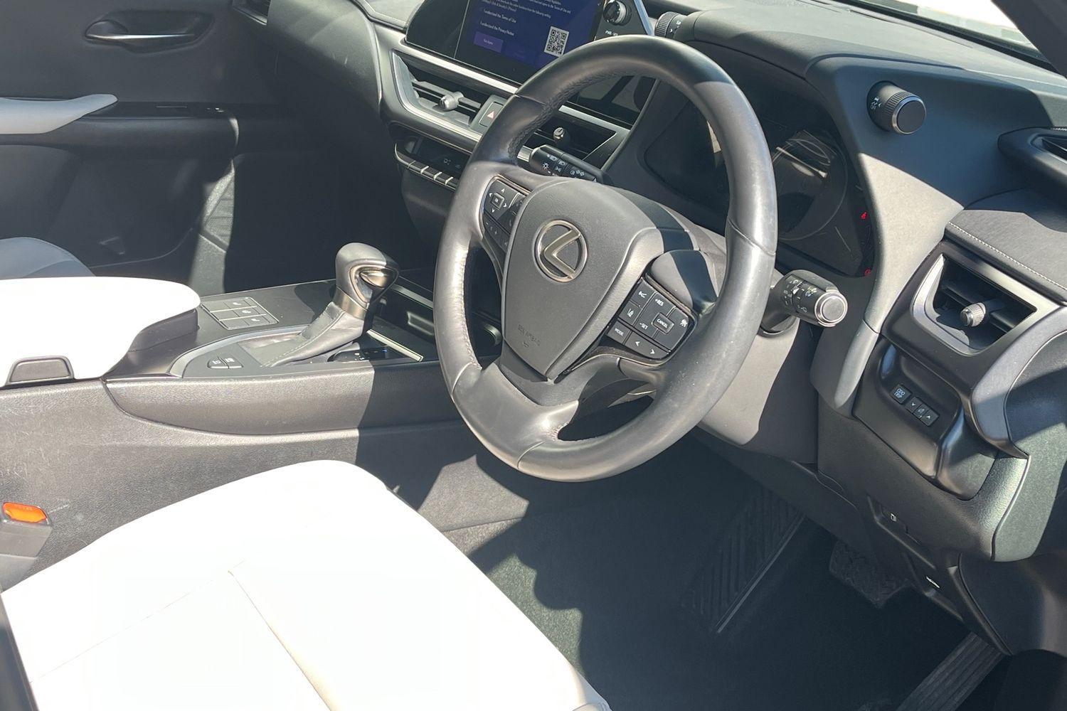 Lexus UX Photo 8
