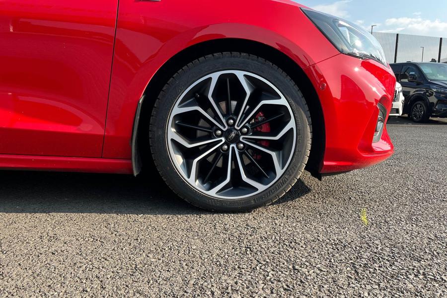Ford FOCUS Photo autoimg-3f0802241e0f2c3d1e9d1ad12391baef7606cb2a.jpg