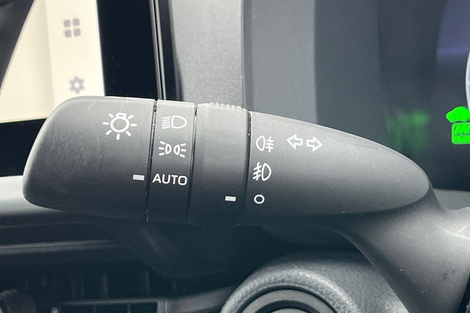 Toyota C-HR Photo 13